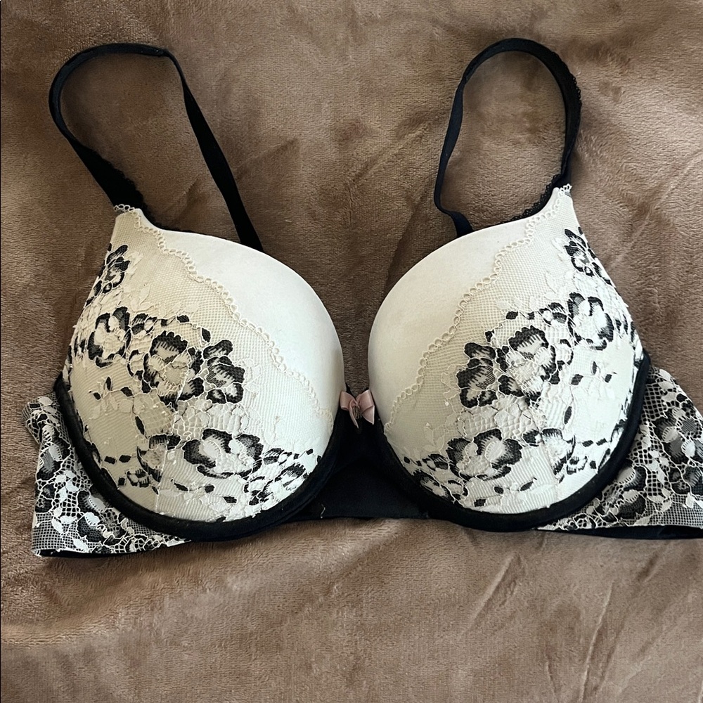 body by Victoria, perfect shape, padded black with white lace bra
